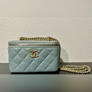 Chanel Pre-owned Quilted Small Lambskin Vanity Case With Chain Light Blue